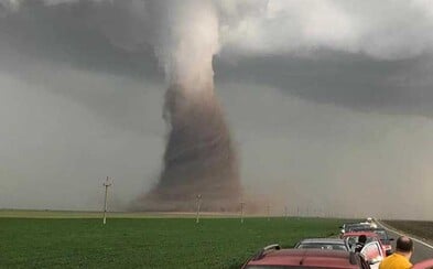 Rumunskom sa prehnalo masívne tornádo. Šoféri pozorovali fenomén dosahujúci rýchlosť vetra až 250 km/h Rumunskom sa prehnalo masívne tornádo. Šoféri pozorovali fenomén dosahujúci rýchlosť vetra až 250 km/h