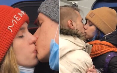 Rusové se hromadně líbali v metru na protest proti opatřením. Nechápou, proč úřady zavřely kluby a zakázaly koncerty Rusové se hromadně líbali v metru na protest proti opatřením. Nechápou, proč úřady zavřely kluby a zakázaly koncerty