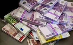 Rusi vytiahli od začiatku marca z bankomatov toľko peňazí, ako za celý minulý rok. Z bánk odišlo 12,5 miliardy eur.