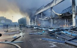 Ruská střela zasáhla v Kremenčuku nákupní centrum. Podle Zelenského tam bylo přes tisíc lidí 