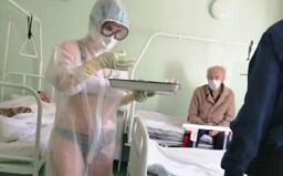 Ruská zdravotní sestra ve spodním prádle ošetřovala pacienty s koronavirem. Prý jí bylo příliš horko