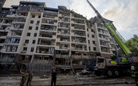 Ruské rakety zasáhly obytné domy v Kyjevě, několik lidí bylo zraněno