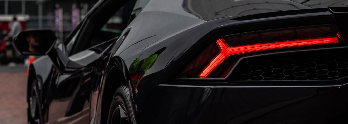 Ruské modelce někdo poškodil Lamborghini ozdobené křišťály. Nyní hledá viníka nehody