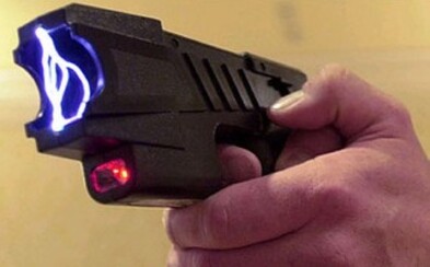 Ruští policisté chtěli vzbudit 24letého opilce paralyzérem. Místo probuzení zemřel Ruští policisté chtěli vzbudit 24letého opilce paralyzérem. Místo probuzení zemřel