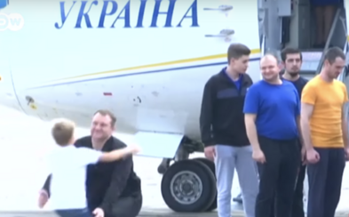 Rusko a Ukrajina si vymenili 70 väzňov, milosť dostal aj režisér Oleg Sencov odsúdený na 20 rokov Rusko a Ukrajina si vymenili 70 väzňov, milosť dostal aj režisér Oleg Sencov odsúdený na 20 rokov