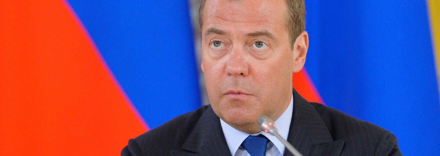 Rusko je odhodlané brániť okupované ukrajinské územie jadrovými zbraňami, tvrdí bývalý ruský prezident Dmitrij Medvedev