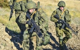 Rusko začalo mobilizovať dobrovoľníkov, aby doplnilo nedostatok vojakov. Sľubuje im 6 000 eur mesačne