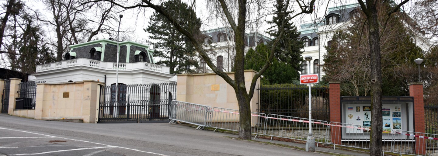 Ruskou ambasádu v Praze postříkali aktivisté kečupem. Symbolizovat měla krev obětí výbuchu ve Vrběticích