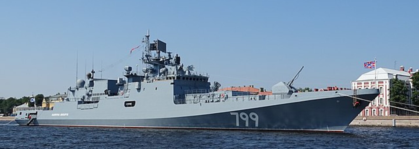 Ruskou válečnou loď Admirál Makarov zřejmě zasáhla ukrajinská raketa. Loď je po útoku v plamenech