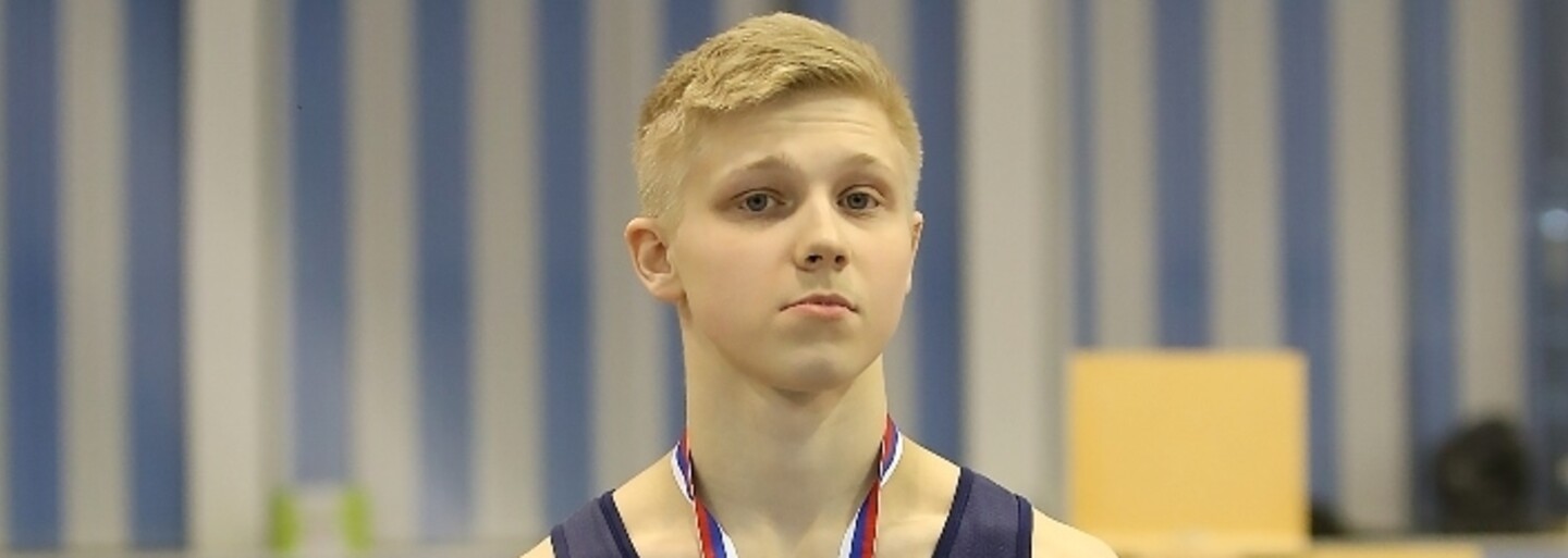 Ruský gymnasta, který si na dres nalepil válečný symbol Z, nesmí rok soutěžit. Vrátí i medaili a finanční odměnu