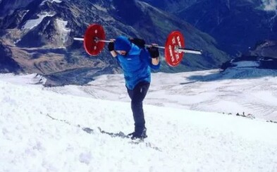Ruský powerlifter zobral na plecia 75-kilogramovú činku a vyšiel na Mount Elbrus. Snažil sa iba propagovať šport vo svojom meste Ruský powerlifter zobral na plecia 75-kilogramovú činku a vyšiel na Mount Elbrus. Snažil sa iba propagovať šport vo svojom meste