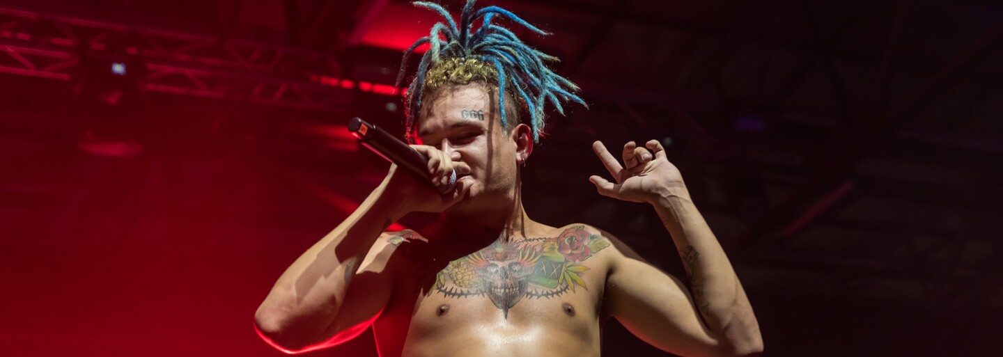 Ruský rapper Morgenshtern stál v Praze na ulici a vybíral 500 korun za fotku. Vtipným videem pobavil fanoušky