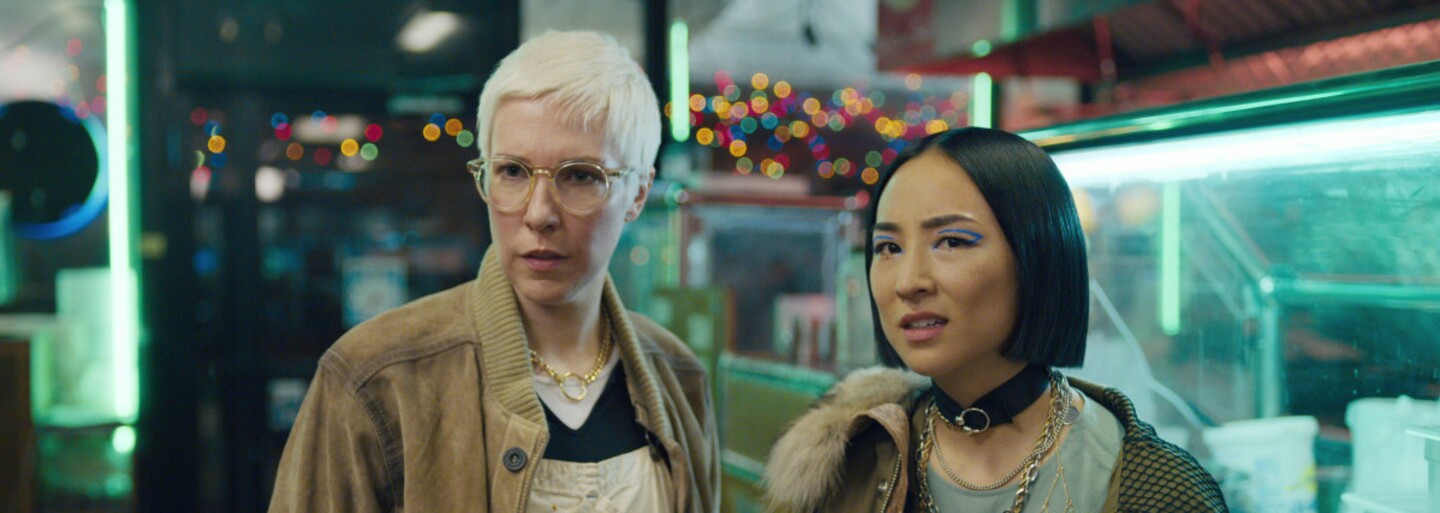 Russian Doll je skvelým seriálom, ktorý pracuje s časovou slučkou, čiernym humorom a psycho-hororovými scénami (Recenzia)