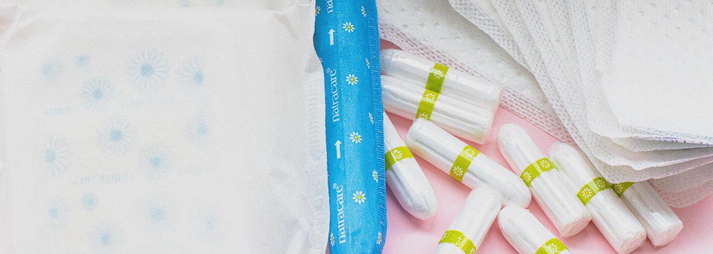 Růžové rukavice na výměnu tamponů končí. Lidé na internetu se nápadu vysmáli