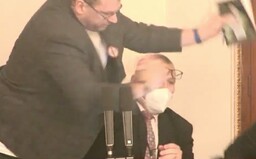 Rvačka ve Sněmovně: Volný fyzicky napadl předsedajícího schůze