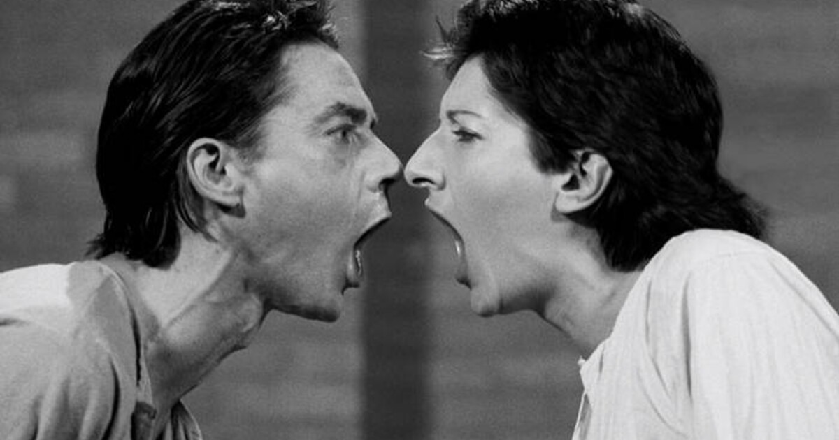 Zbraň u hlavy, obývák v galerii, hodiny ticha a tělo jako plátno. Vítej ve světě umělkyně Mariny Abramović