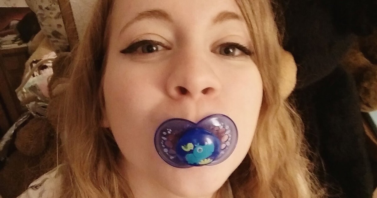 Dospělí na TikToku mají nový divný trend. Dudlíky pomáhají se stresem, ale jsou i zdravotní riziko