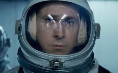 Ryan Gosling podniká nebezpečnú a nemožnú cestu na Mesiac. Dráma Prvý muž od režiséra Whiplash a La La Land sľubuje napätie aj emócie Ryan Gosling podniká nebezpečnú a nemožnú cestu na Mesiac. Dráma Prvý muž od režiséra Whiplash a La La Land sľubuje napätie aj emócie