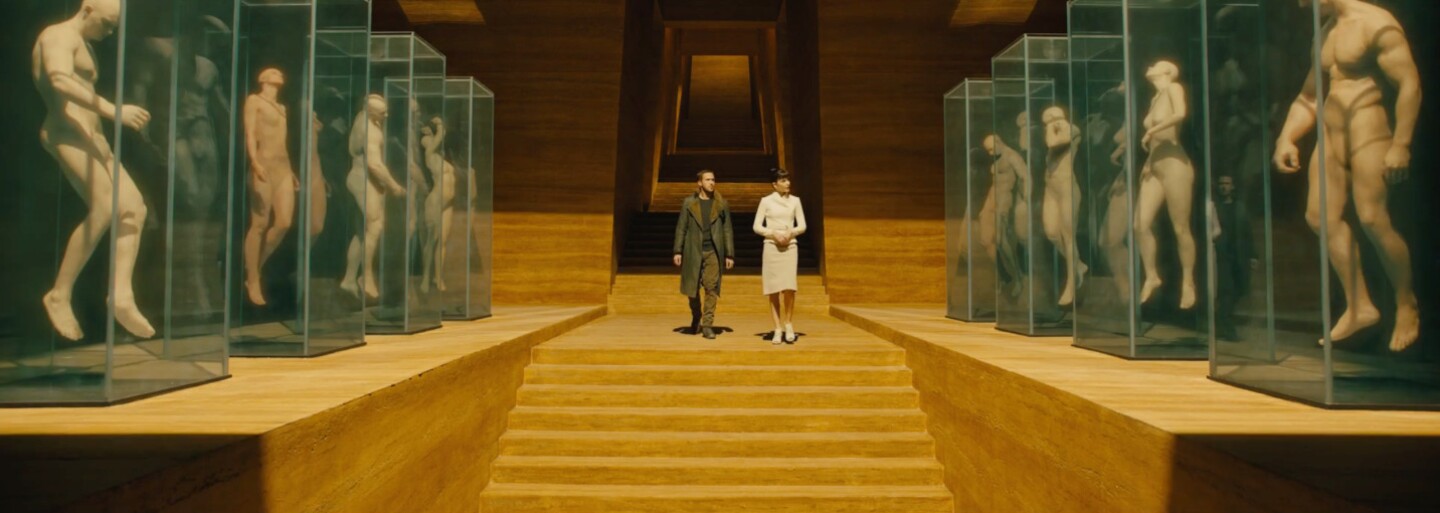 Ryan Gosling sa v ďalších úžasne atmosférických záberoch z Blade Runnera 2049 spája s Rickom Deckardom, ktorý je jeho poslednou nádejou