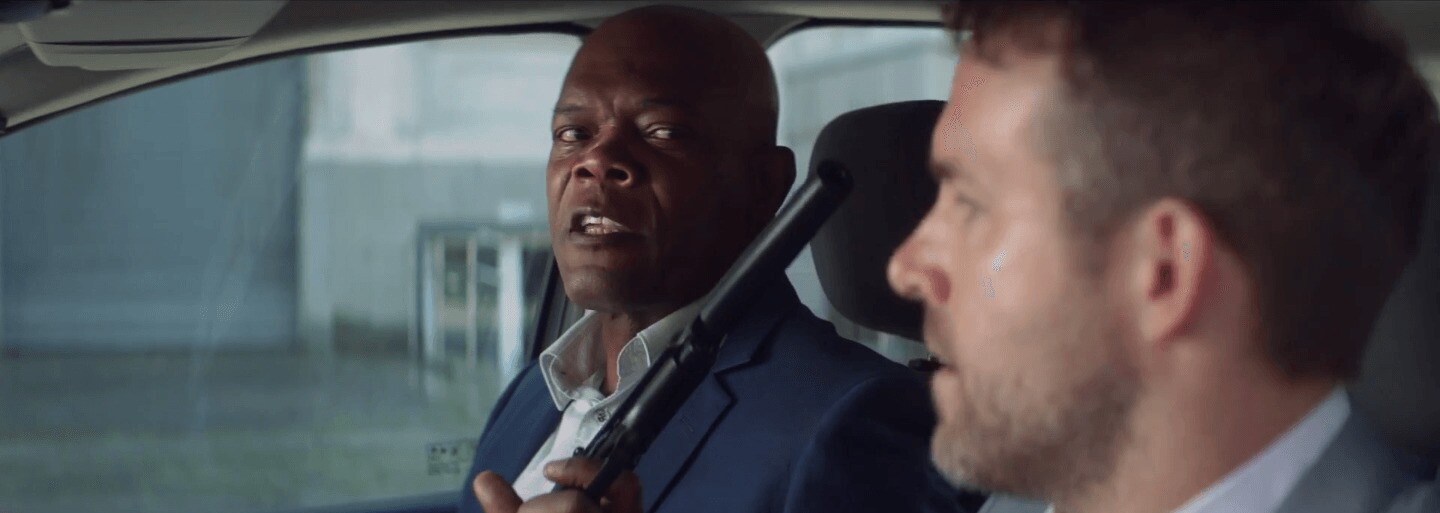Ryan Reynolds je zabijakov bodyguard. Akčná komédia s Deadpoolom a skvelým Samuelom L. Jacksonom vás rozosmeje aj v najnovšom traileri