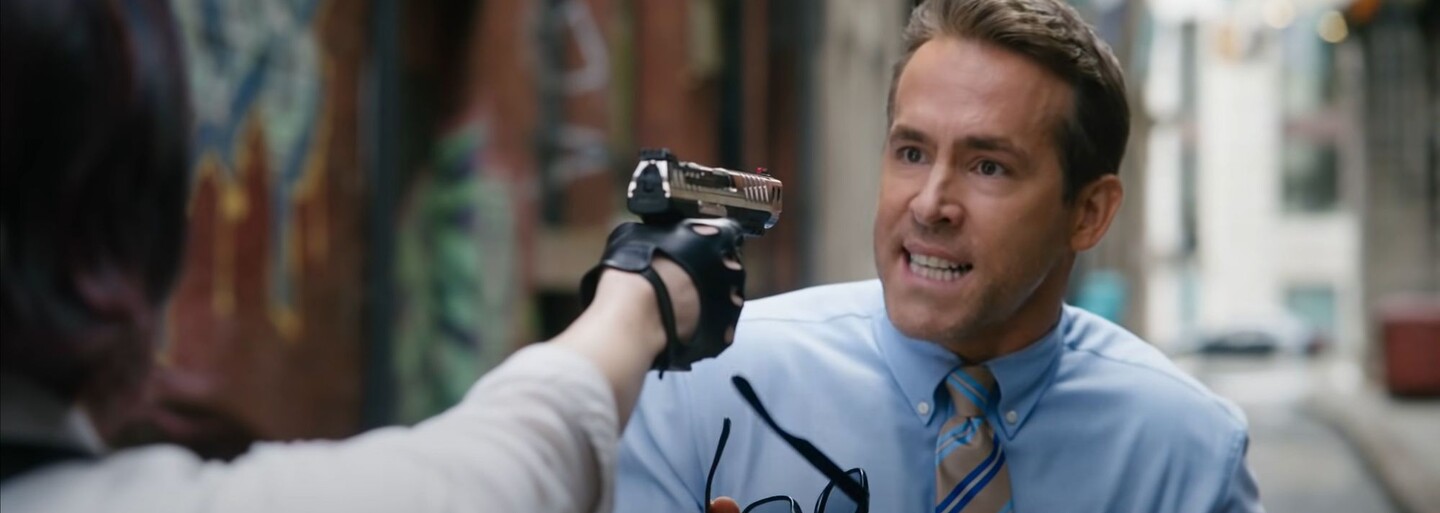 Ryan Reynolds žije svoj život GTA. Letná komédia Free Guy z neho spraví postavu vo videohre, ktorá sa vzoprie programátorom