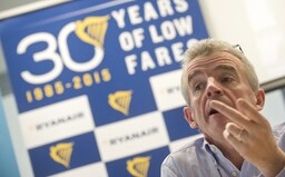 Ryanair nebude lietať s idiotskými pravidlami o sociálnom dištancovaní, vyhlásil nahnevaný šéf aerolinky