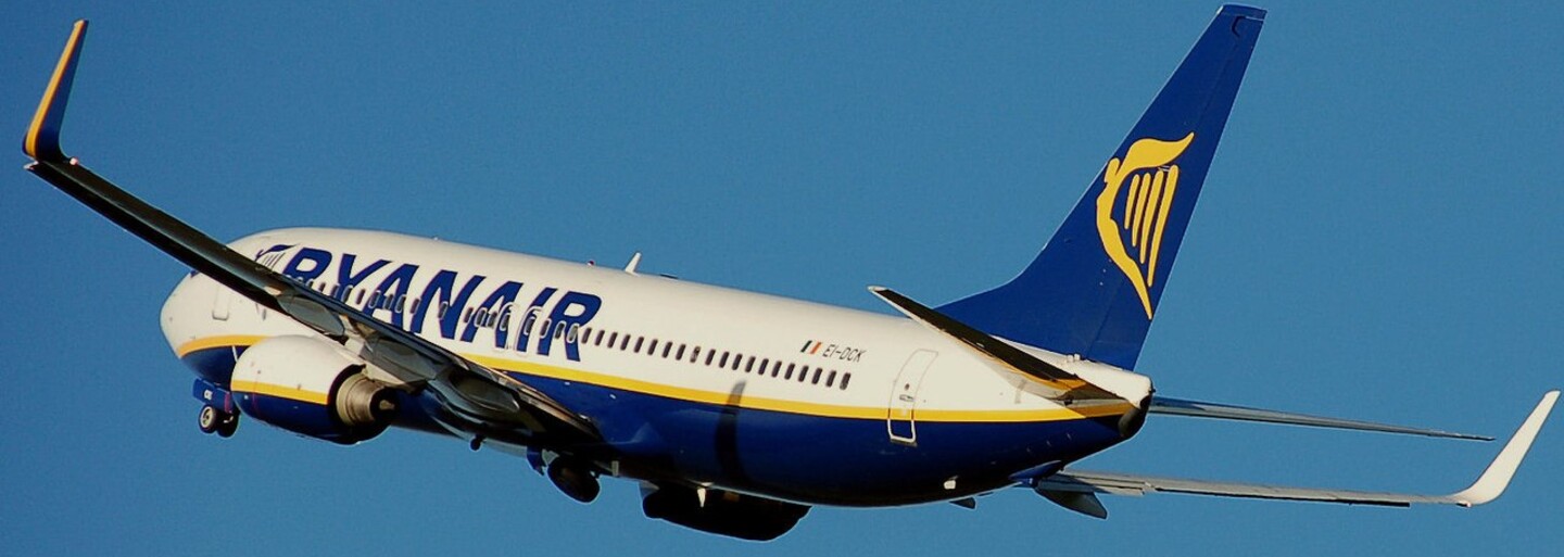 Ryanair se o svou posádku ani zákazníky nestará. Na letišti uvízli bez jídla a ubytování
