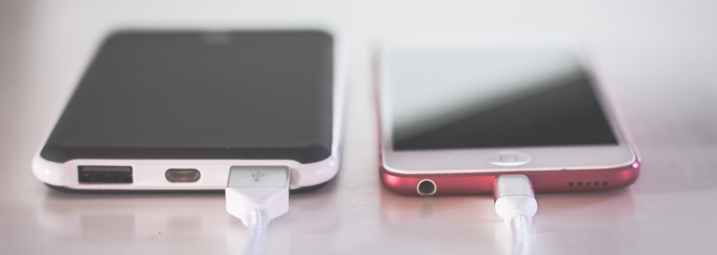 Rychleji nabitý iPhone? Těchto 10 technologických triků musíš znát i ty