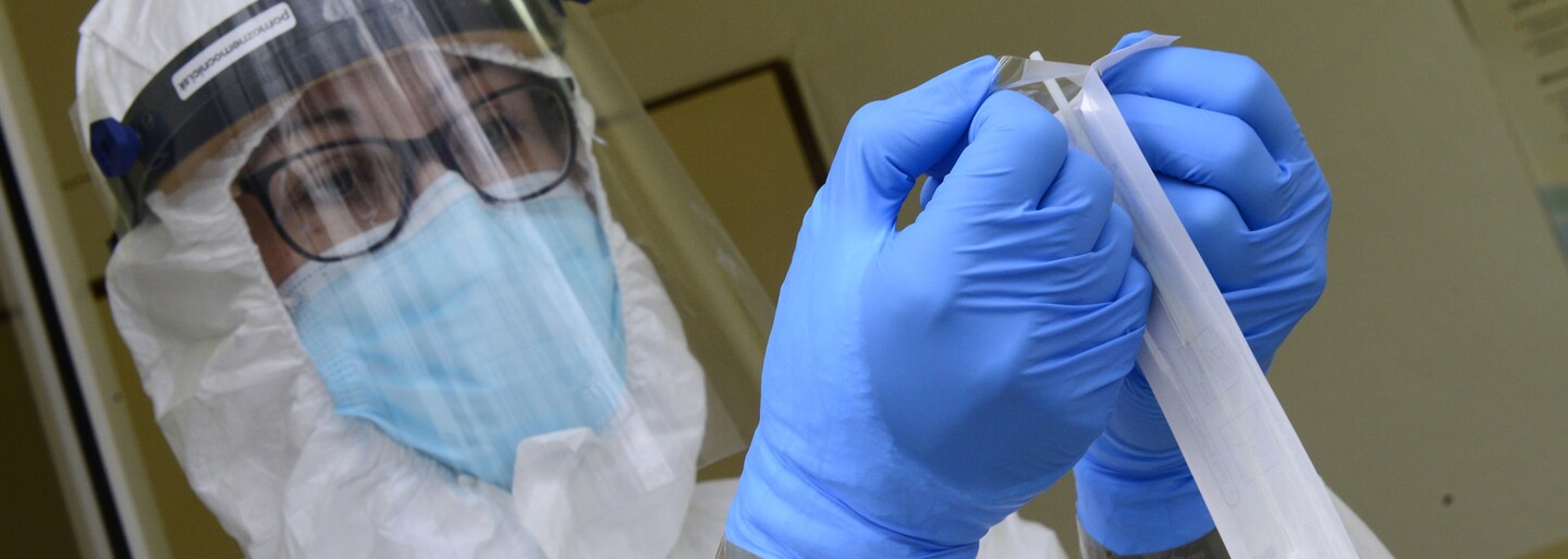 Rychlost šíření koronaviru je v Česku téměř dvojnásobná, přibyli i hospitalizovaní