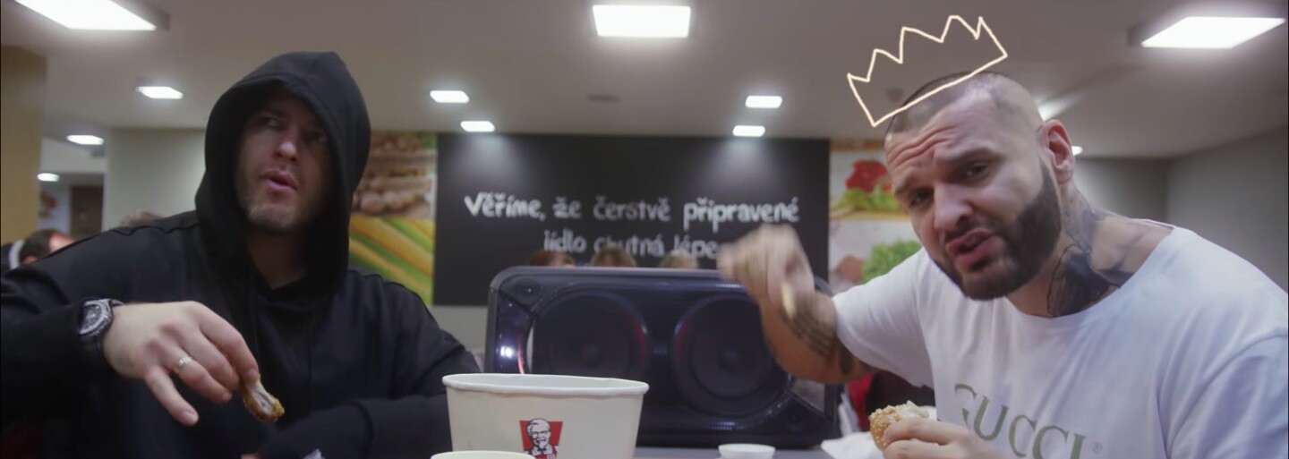 Rytmus a Ego spravili ohňostroj na pražských internátoch. Klip na Ideme Ďalej je vonku!