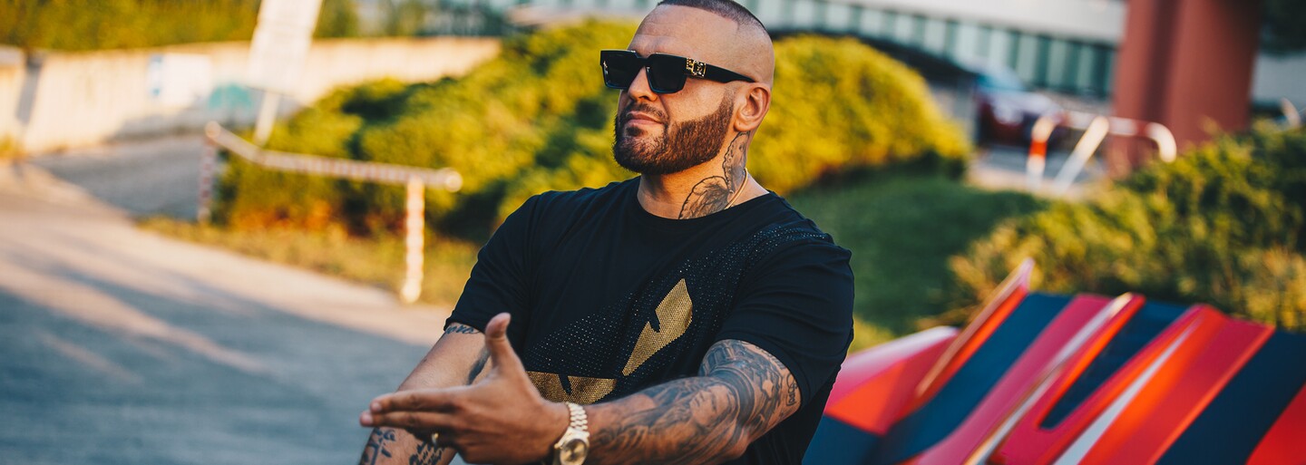 Rytmus, Ego a Anys jezdí po Dubaji v luxusních autech. Jsou chodící reklamou na rap