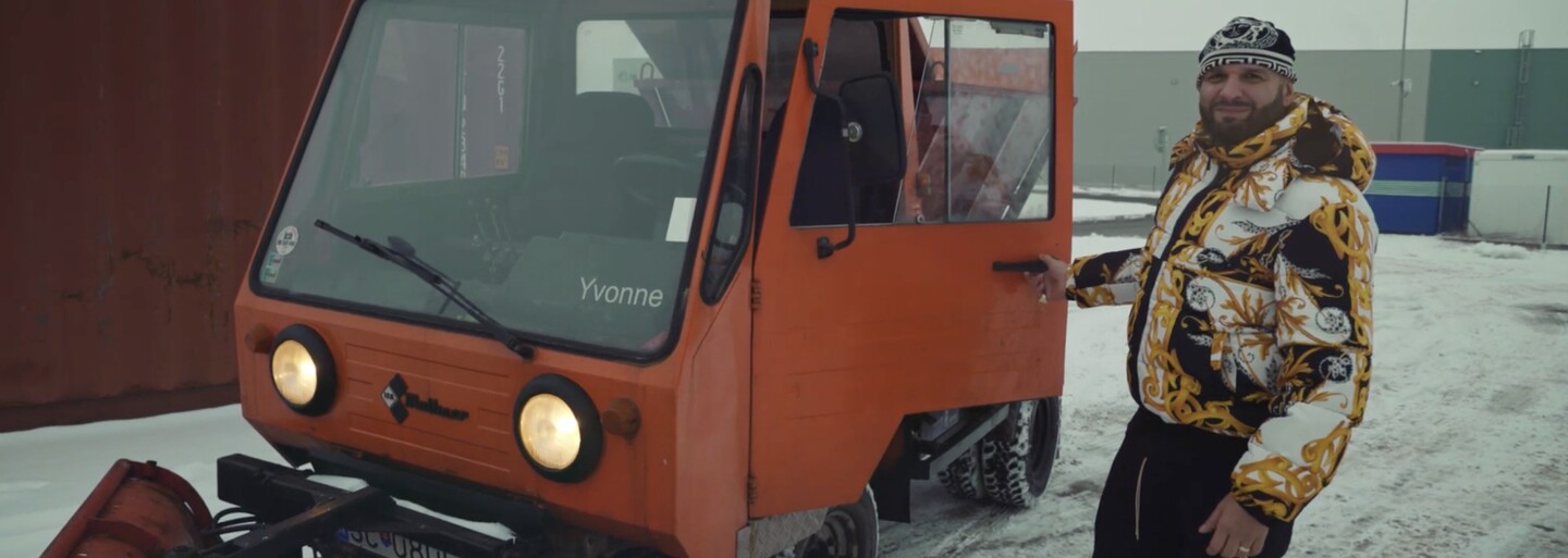 Rytmus prichádza do Rapíkov starej matere ako odhŕňač snehu. Naživo a bez efektov prezentuje skladbu Musíš mať nádej
