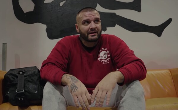 Rytmus ti vysvětlí, jak zhubnout, i když jsi 98kilový kužel. Prý můžeš jíst sladké i sacharidy, důležitý je pohyb a vytrvalost