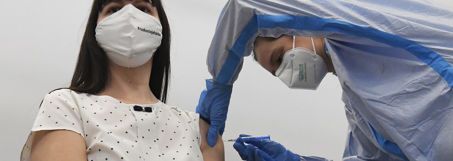 S odborníkem vyvracíme mýty o očkování proti koronaviru: Vakcíny nemění DNA ani nezpůsobují neplodnost