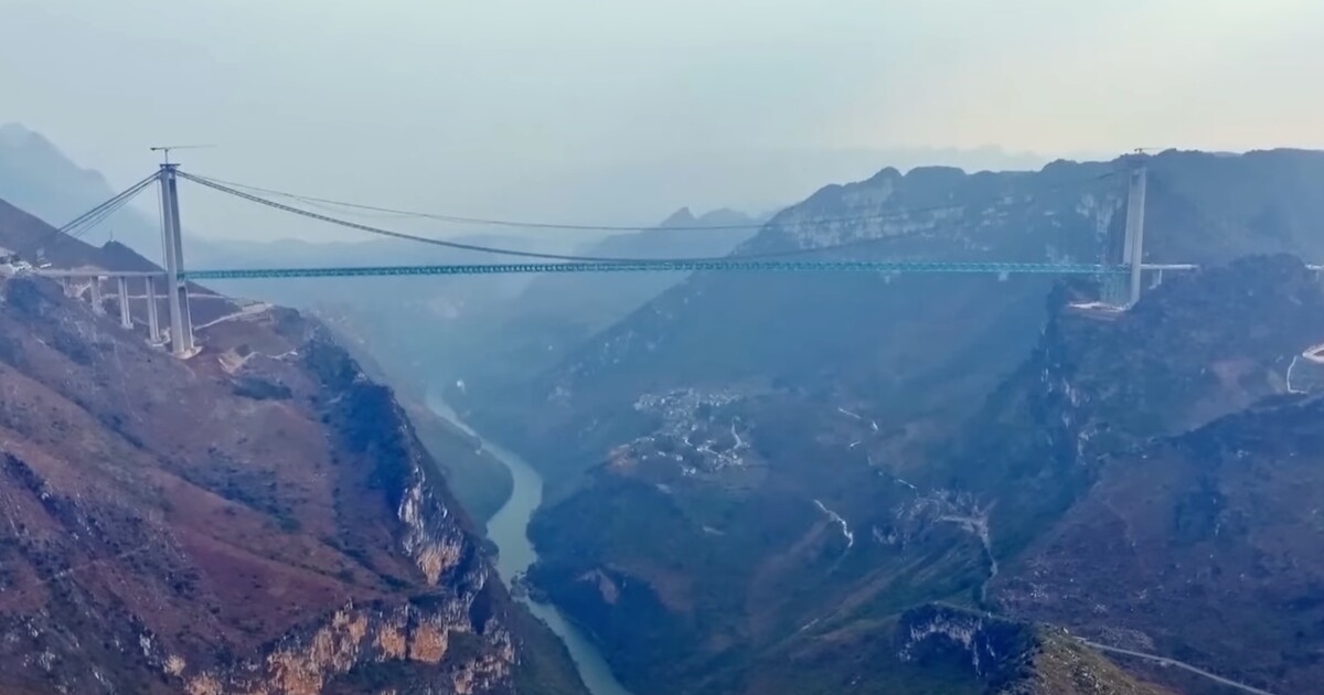 VIDEO: Čína otevřela nejvyšší most světa. Auta projíždějí více než 600 metrů nad řekou