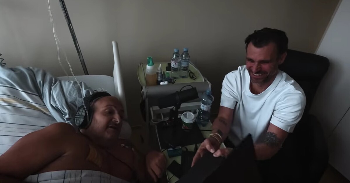 Patrik Hezucký se ukázal na videu z nemocnice. Leoš Mareš za ním chodí každý den