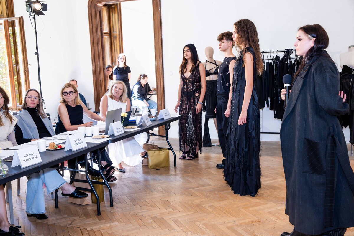 Lucia Villarová ukázala tailoring a presnú konštrukciu strihov pripravenú pre trh.