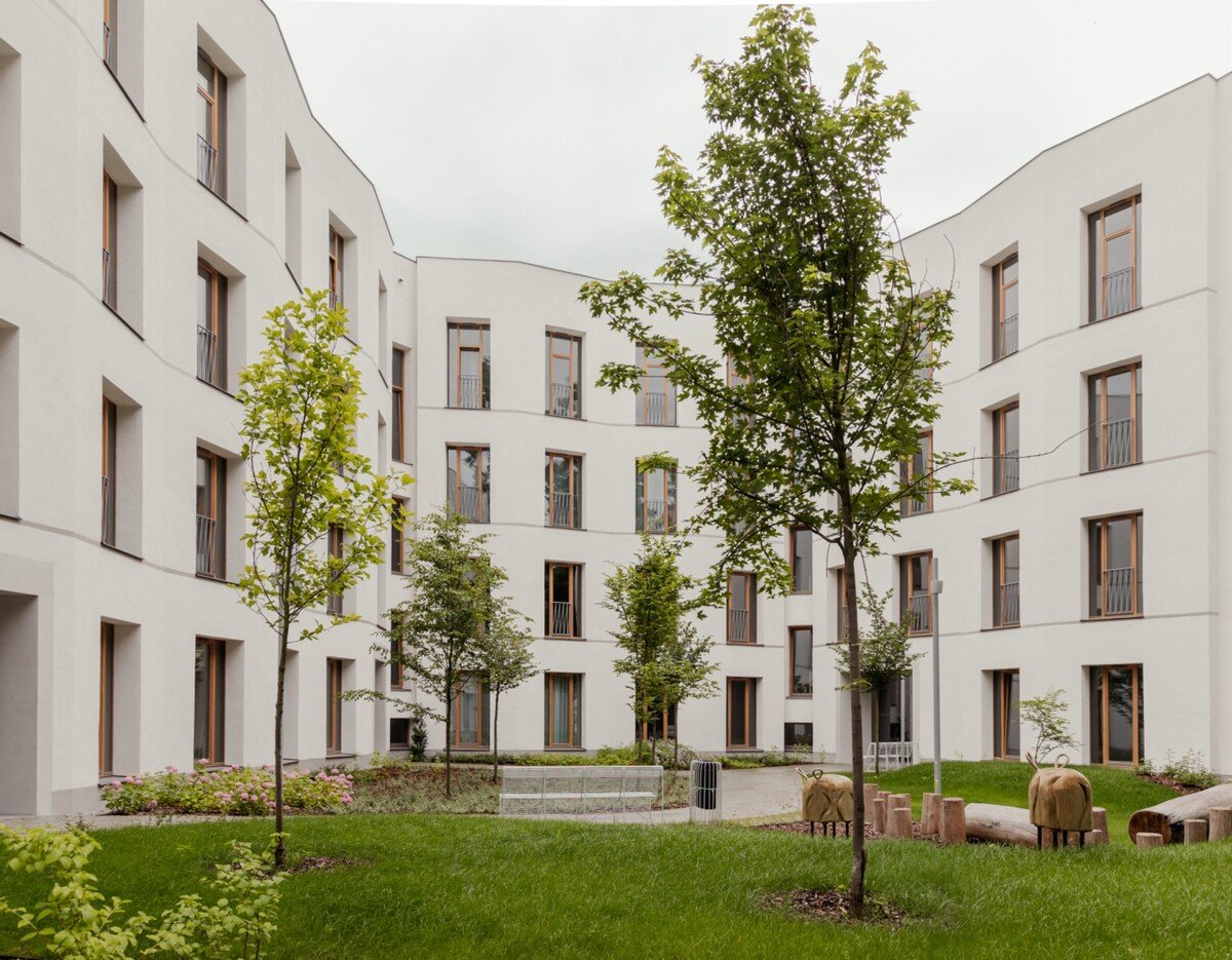 Solna 6 predstavuje vzácny príklad obytnej architektúry, ktorá sa nesnaží dominovať svojmu okoliu, ale dopĺňa krajinu, históriu miesta a jeho prirodzený rytmus.