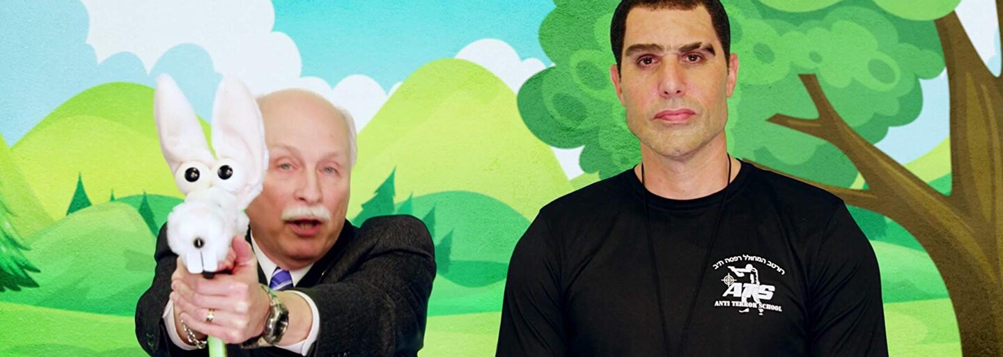 Sacha Baron Cohen dokázal, aká skazená je Amerika. Porodil kvôli tomu zadkom umelú bábiku a organizoval zabitia utečencov (Recenzia)