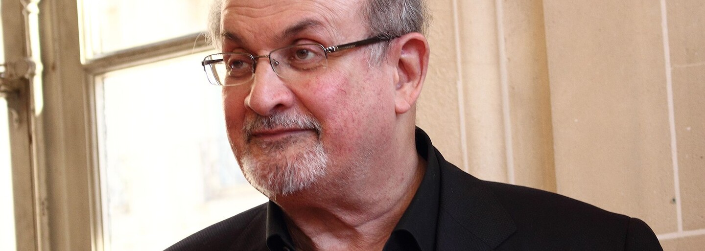 Salman Rushdie byl odpojen od umělé plicní ventilace a je schopen mluvit