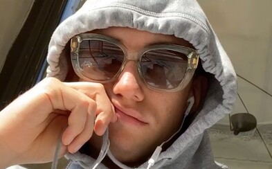 Samey krúži ulicou na Mercedese, cíti sa ako Nipsey Hussle. Ruky si podáva so svojím gangom Samey krúži ulicou na Mercedese, cíti sa ako Nipsey Hussle. Ruky si podáva so svojím gangom