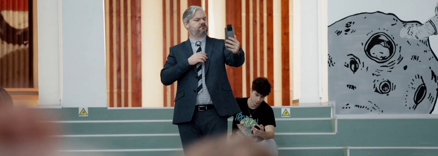 Samo Trnka ako seriálový Laco sa ocitne vo funkcii riaditeľa. Posledná epizóda Pána profesora bude nabitá napätím