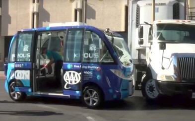 Samojazdiace auto vydržalo v premávke len pár hodín. Chvíľu po tom, čo začalo brázdiť cesty, nastala havária Samojazdiace auto vydržalo v premávke len pár hodín. Chvíľu po tom, čo začalo brázdiť cesty, nastala havária