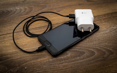 Samsung Galaxy S21 nebude mít v balení nabíječku ani sluchátka Samsung Galaxy S21 nebude mít v balení nabíječku ani sluchátka