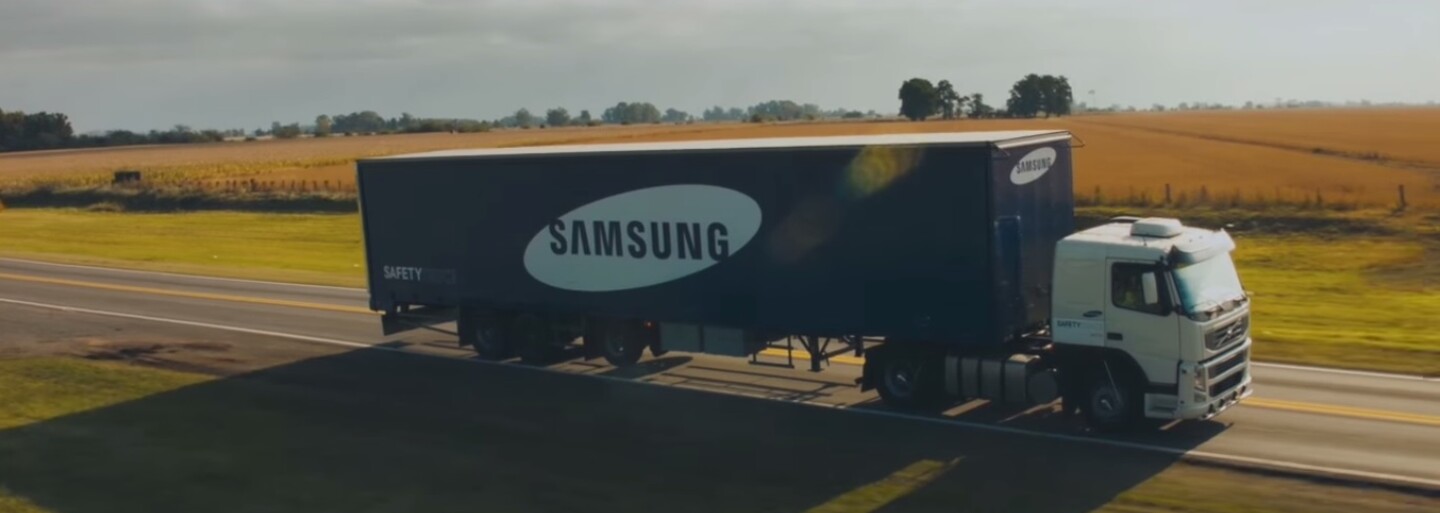 Samsung prináša na cesty ďalší bezpečnostný prvok. Pri predbiehaní kamiónu už nebudete riskovať život