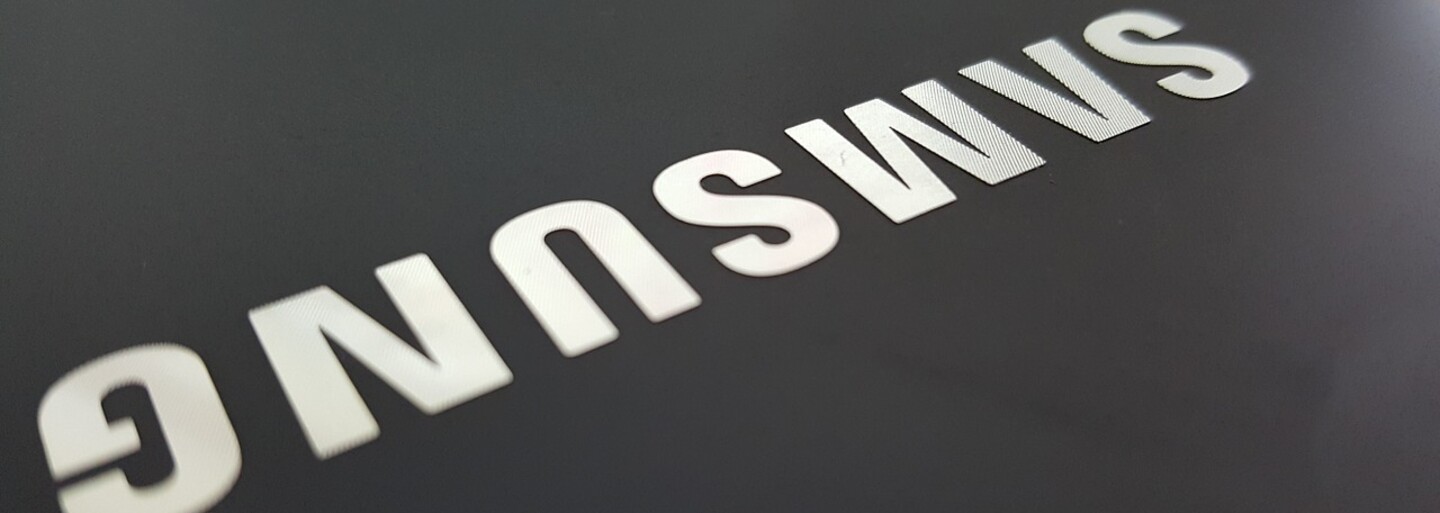 Samsung si znovu v reklamách uťahuje z Apple. Adaptéry na nabíjanie a počúvanie hudby či fotoaparát v jabĺčkovom výrobku vraj zaostávajú