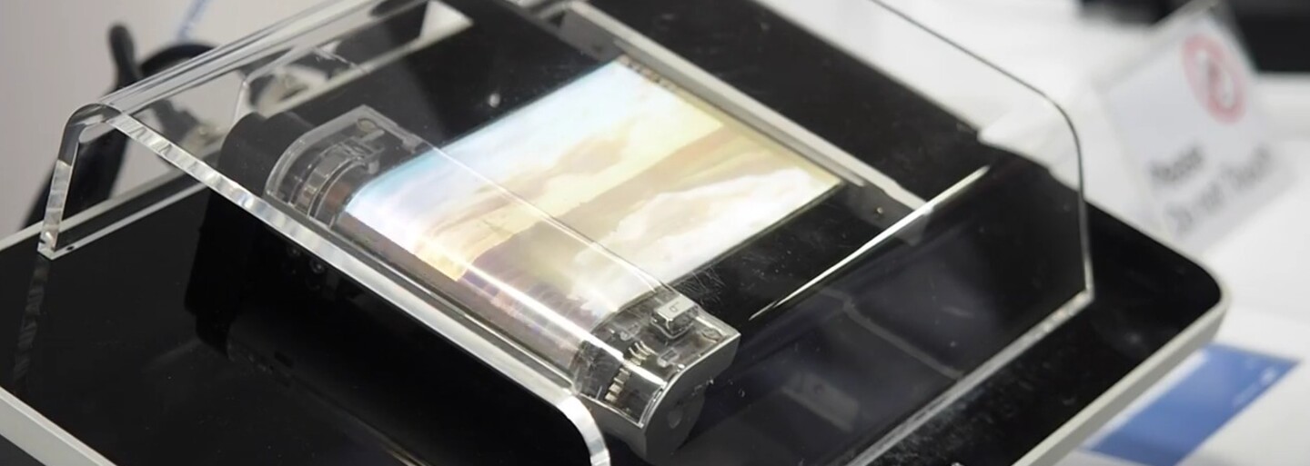 Samsung ukázal rolovací displej ako zo sci-fi filmu. V budúcnosti z neho budú flexibilné smartfóny a tablety