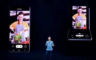 Samsung ukáže véčko so skladacím displejom. Reaguje tak na Motorolu Samsung ukáže véčko so skladacím displejom. Reaguje tak na Motorolu