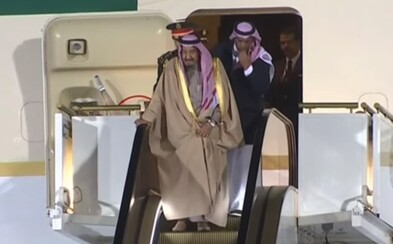 Saudský kráľ docestoval v lietadle so zlatým eskalátorom. Pri vystupovaní sa však zasekol a Salman ostal bezradne stáť nad zemou Saudský kráľ docestoval v lietadle so zlatým eskalátorom. Pri vystupovaní sa však zasekol a Salman ostal bezradne stáť nad zemou