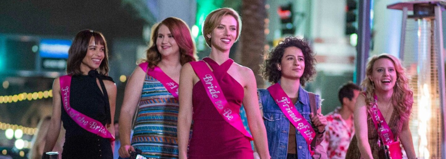 Scarlett Johansson, Kate McKinnon či Zoë Kravitz na prvej fotke z očakávanej R-kovej komédie Rough Night, v ktorej 5 kamarátok zabije striptéra